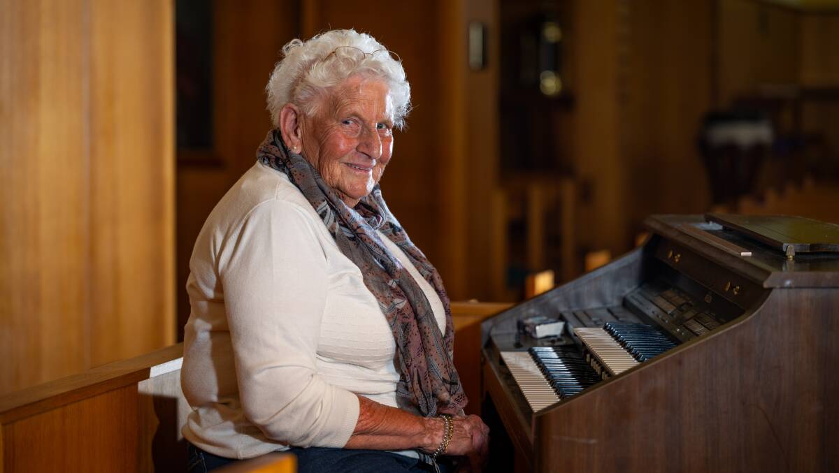 Colleen Stingel started playing the organ for her church in 1954. Pictures by Katri Strooband.