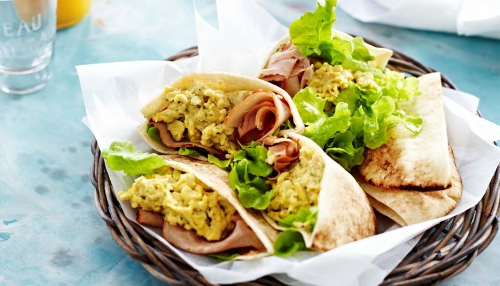 Quick and Easy: pitas with ham and pesto scrambled eggs