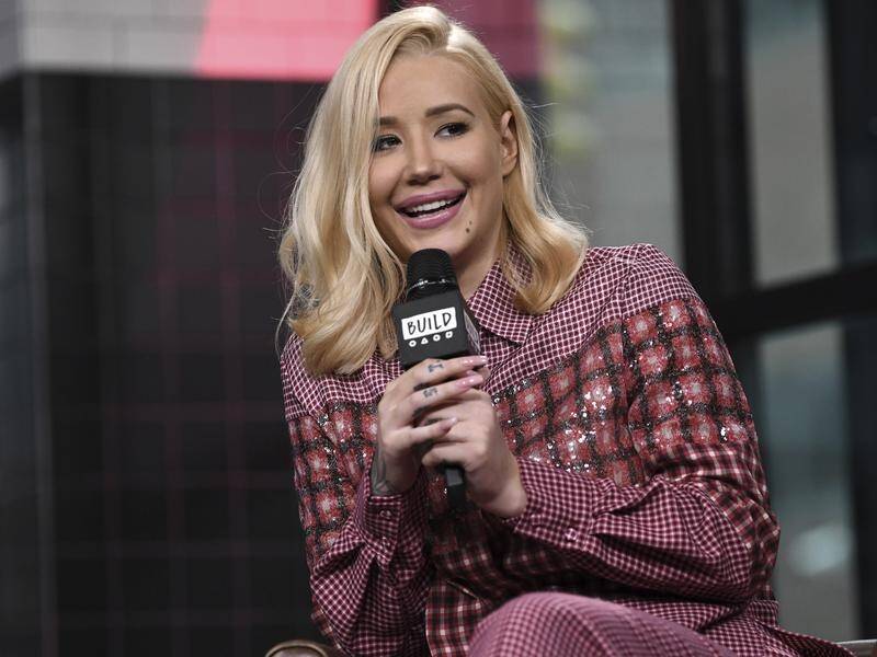 Australian rapper Iggy Azalea throws up a peace sign while out in Los  Angeles wearing tight