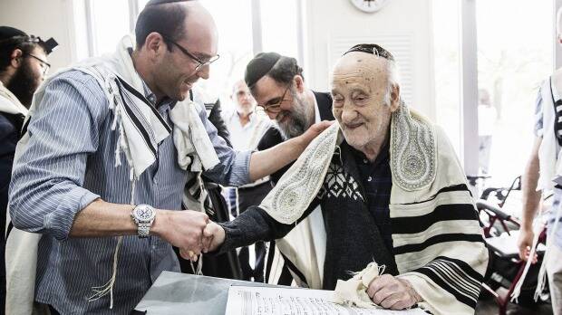 Jewish Care granted its residents the opportunity to have Bar and Bat Mitzvah, as there are people in the community that have not celebrated this significant life event, due to reasons such as living through times of war and communism. Photo: Paul Jeffers